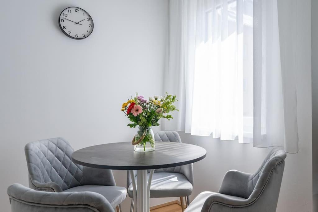 Ferienwohnung Elegant 1Br Flat With Balcony By Hm Wien Exterior foto