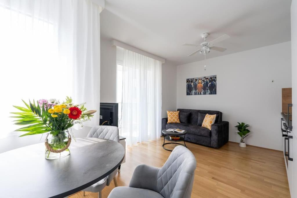 Ferienwohnung Elegant 1Br Flat With Balcony By Hm Wien Exterior foto