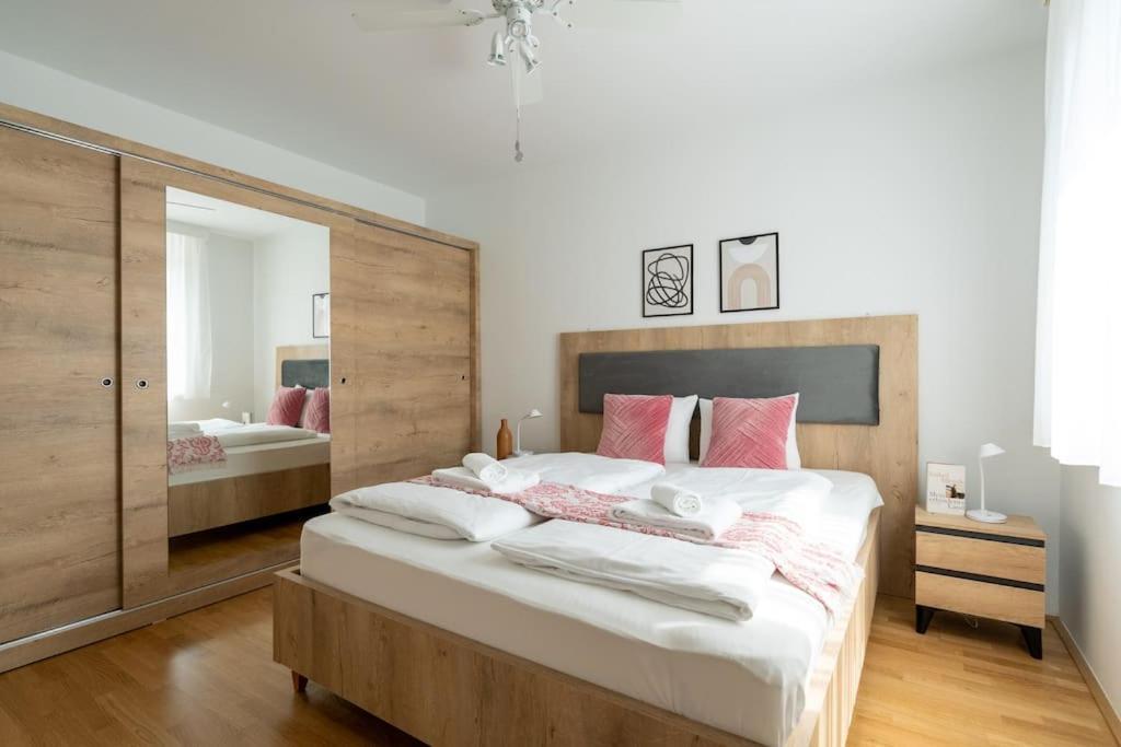 Ferienwohnung Elegant 1Br Flat With Balcony By Hm Wien Exterior foto