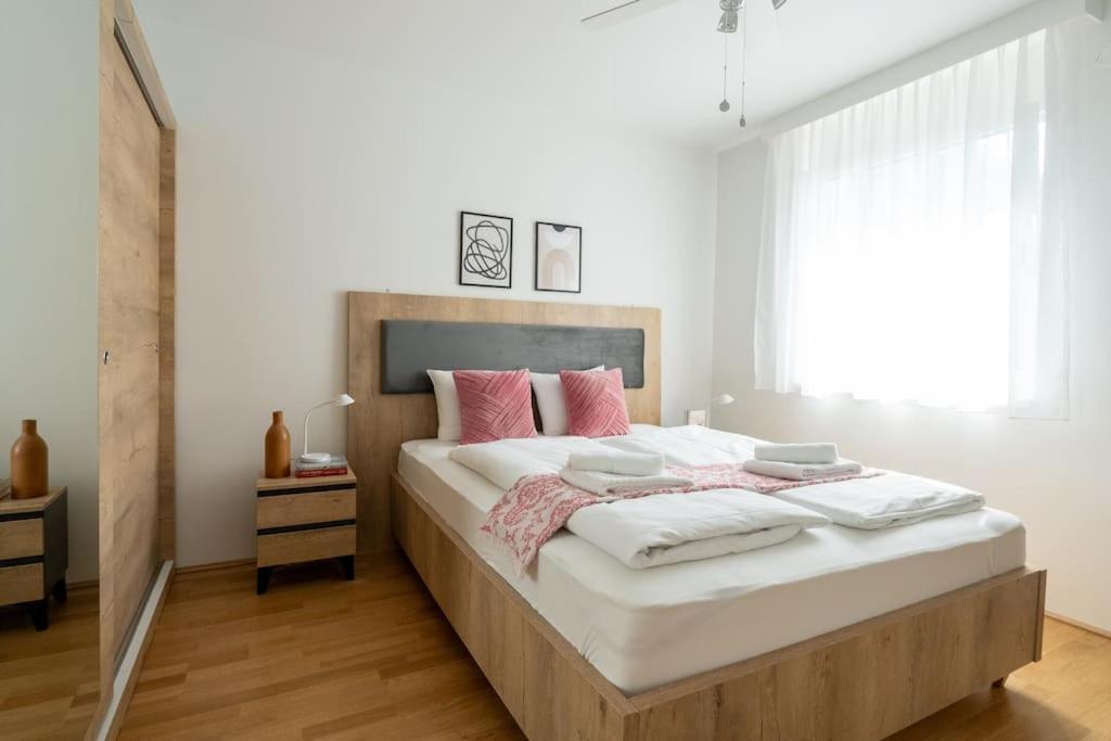 Ferienwohnung Elegant 1Br Flat With Balcony By Hm Wien Exterior foto