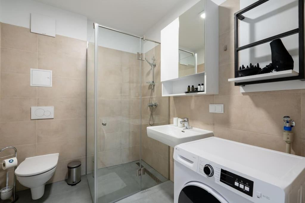 Ferienwohnung Elegant 1Br Flat With Balcony By Hm Wien Exterior foto