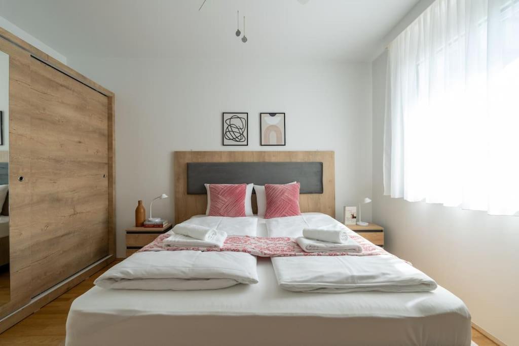 Ferienwohnung Elegant 1Br Flat With Balcony By Hm Wien Exterior foto