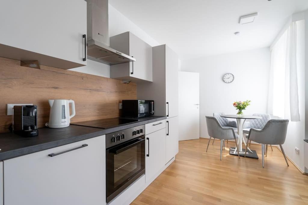 Ferienwohnung Elegant 1Br Flat With Balcony By Hm Wien Exterior foto