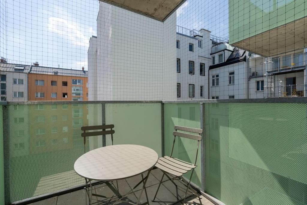 Ferienwohnung Elegant 1Br Flat With Balcony By Hm Wien Exterior foto